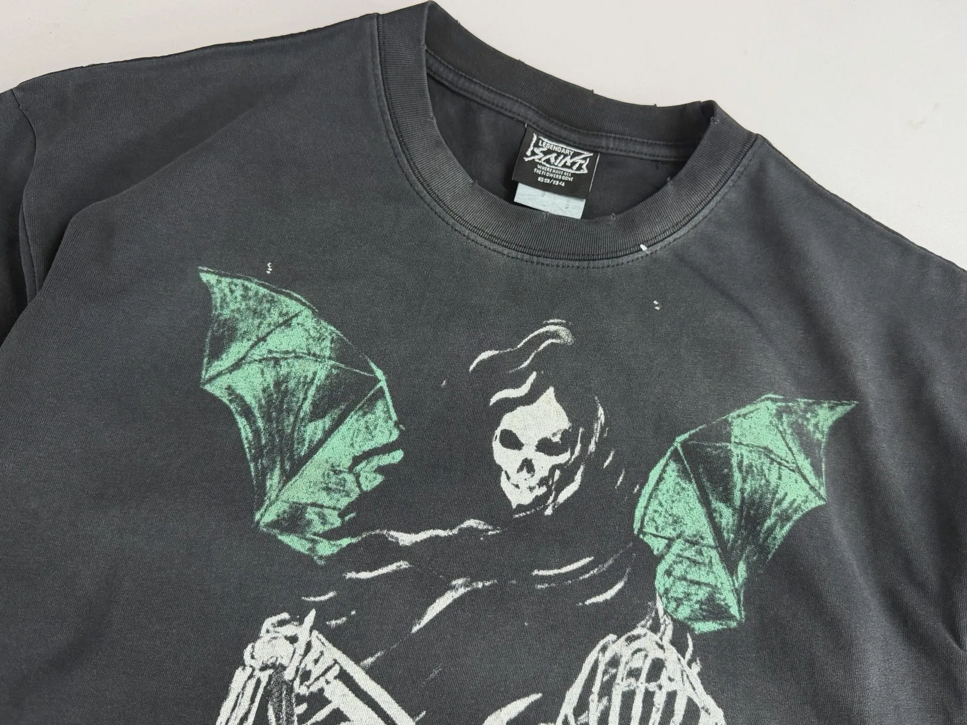 ❥8028#P146 Saint Mxxxxxx bat skull new style, made of double yarn cotton batik fabric, 290 grams, comfortable and breathable to wear. Full of street feel, loose fit. Craftsmanship: holes + direct printing + graffiti + spray coding, batik and wash. Size: (S-M-L-XL) Color: Washed Black